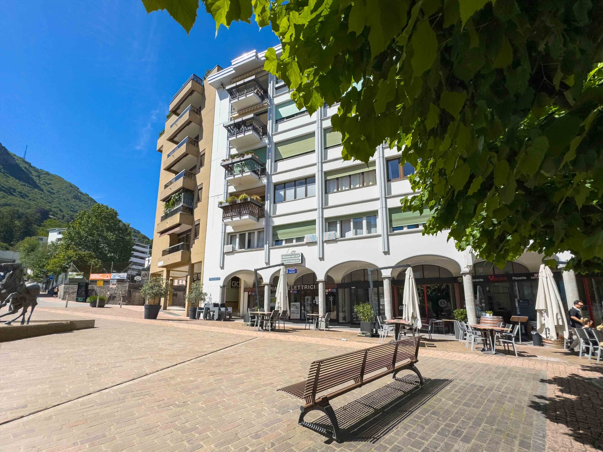 Apartment for sale in Paradiso in a building within walking distance of the lake