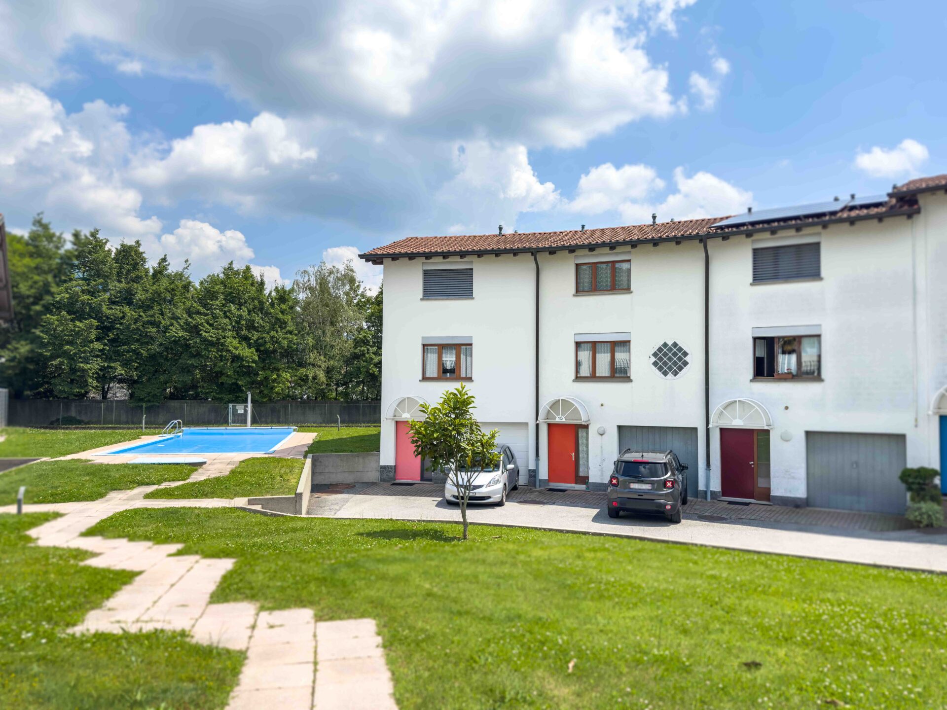 Villetta a schiera in complesso residenziale con piscina condominiale in vendita a Rancate