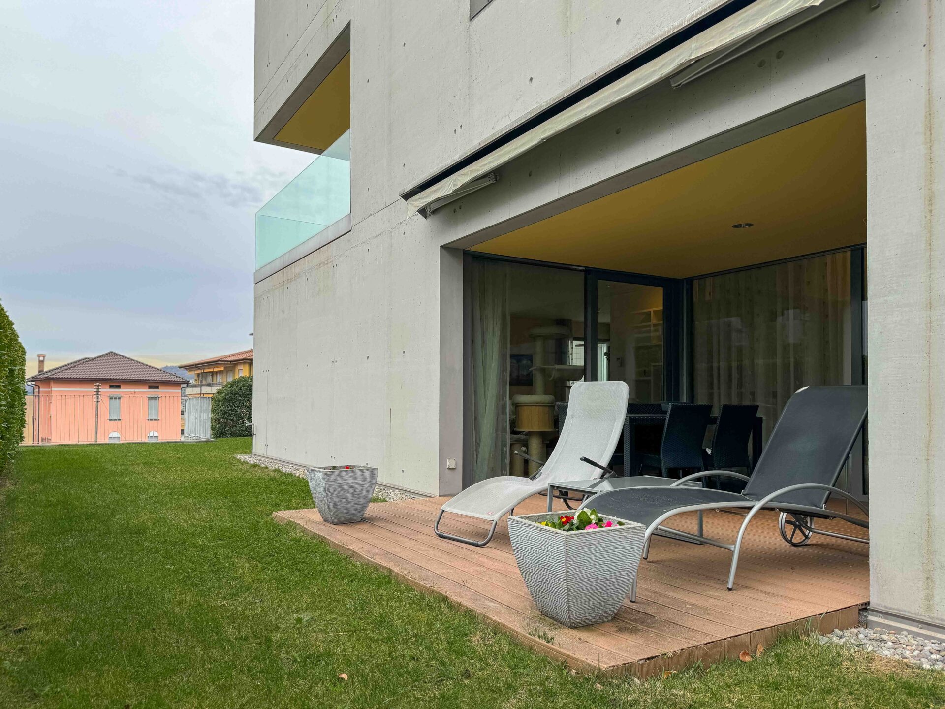 Large apartment with large garden for sale in Mendrisio a short distance from the city center