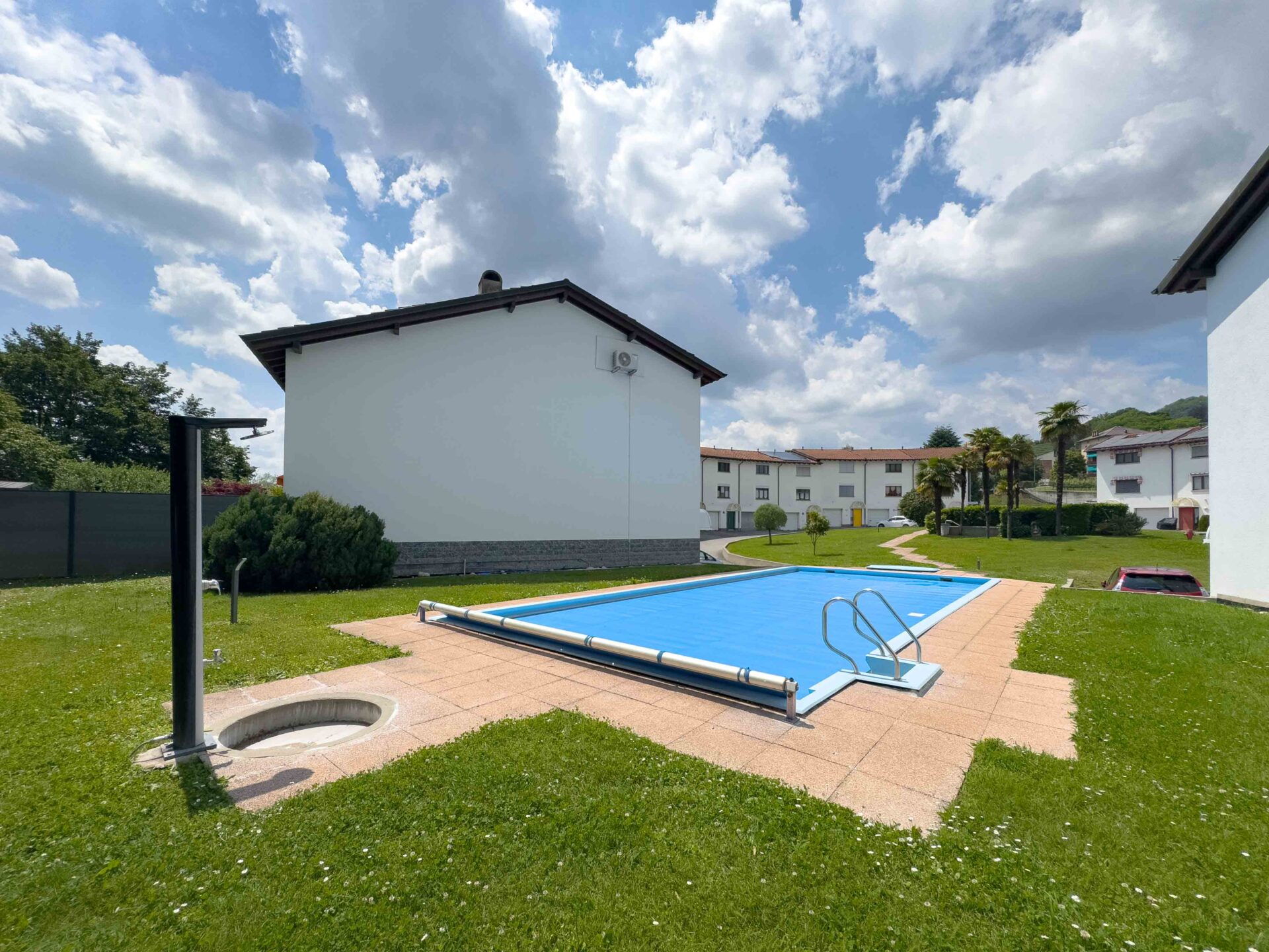 Villetta a schiera in complesso residenziale con piscina condominiale in vendita a Rancate