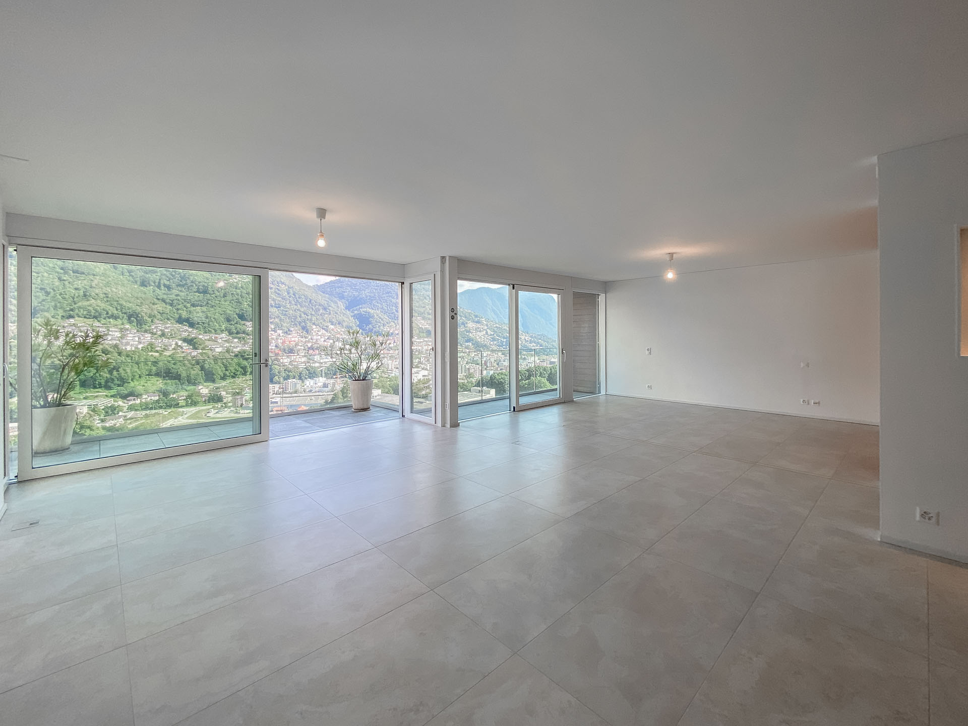Modern and refined apartment overlooking the lake for sale in Canobbio